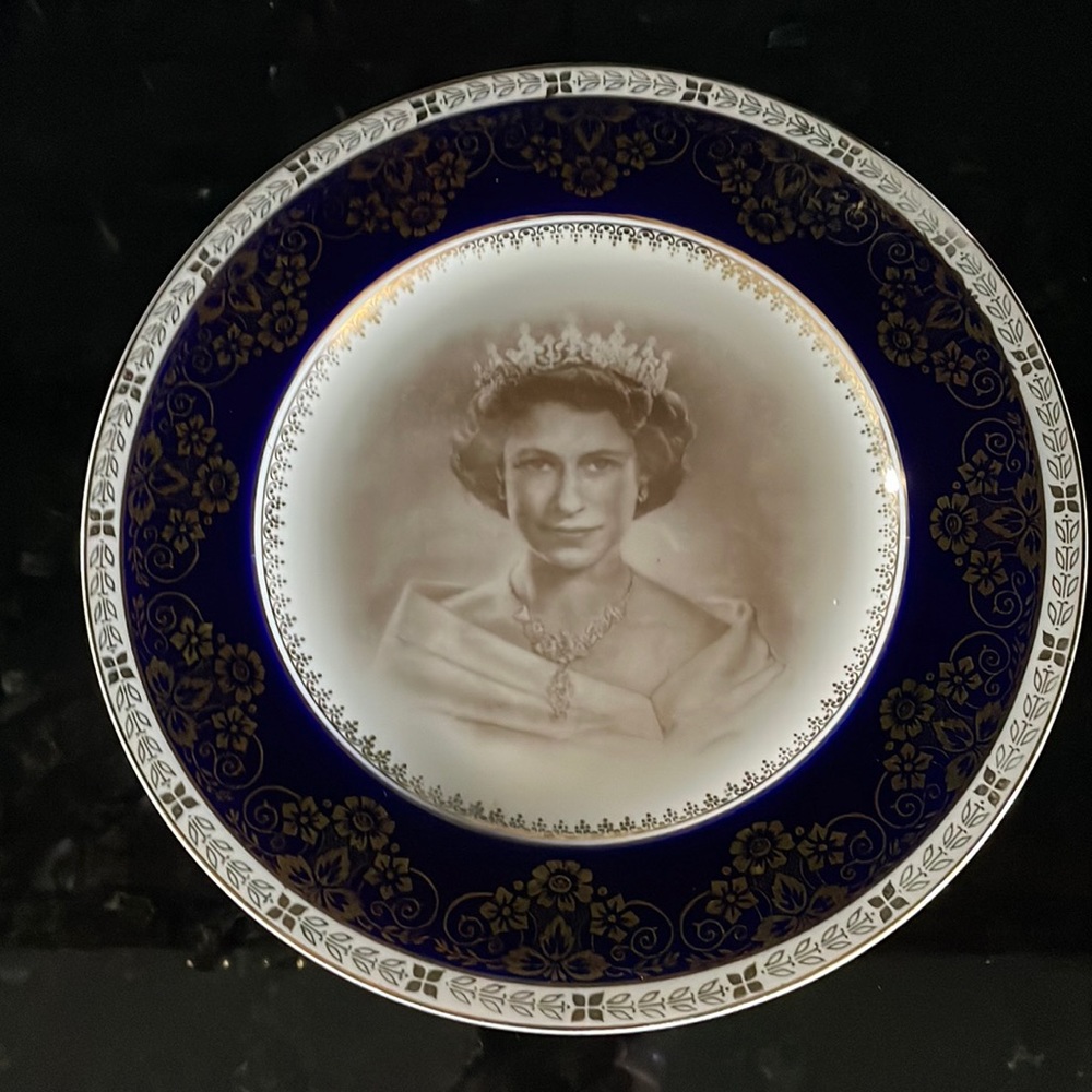 Crown Ducal Plate of Queen Elizabeth II Coronation, Vintage 1953. Excellent cond